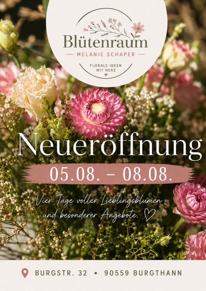 Flyer zur Neueröffnung, Vorderseite: Ankündigung „Neueröffnung 05.08. – 08.08.“ über einem Strauß aus rosa Strohblumen, cremefarbenen Lisianthus und Schleierkraut.