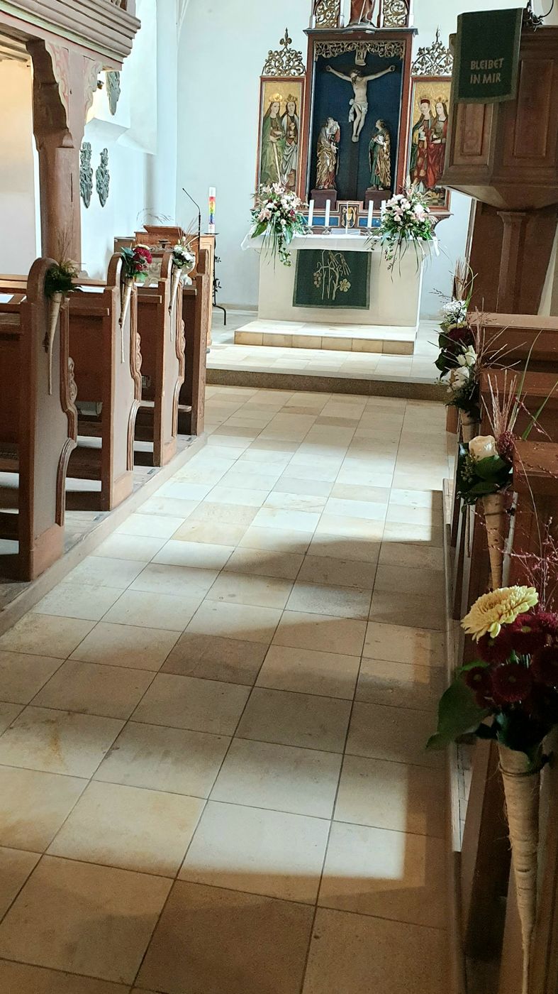 Festlich geschmückte Kirche für eine Hochzeit