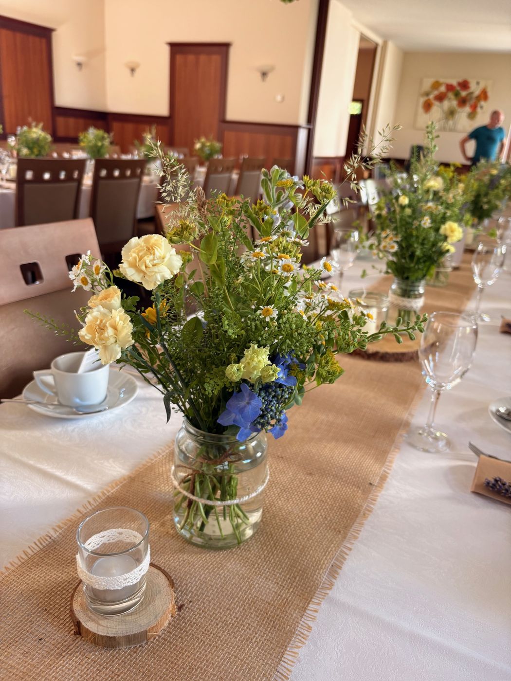 Tischdekoration mit Wiesenblumen für die Hochzeitsfeier