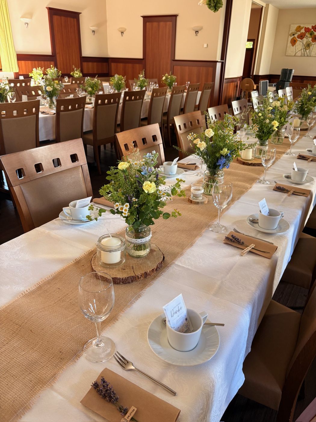 Lange Festtafel mit floraler Tischdekoration