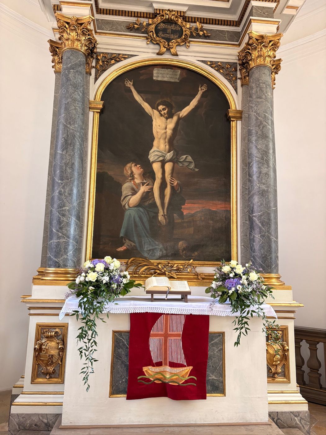 Blumenschmuck am Altar