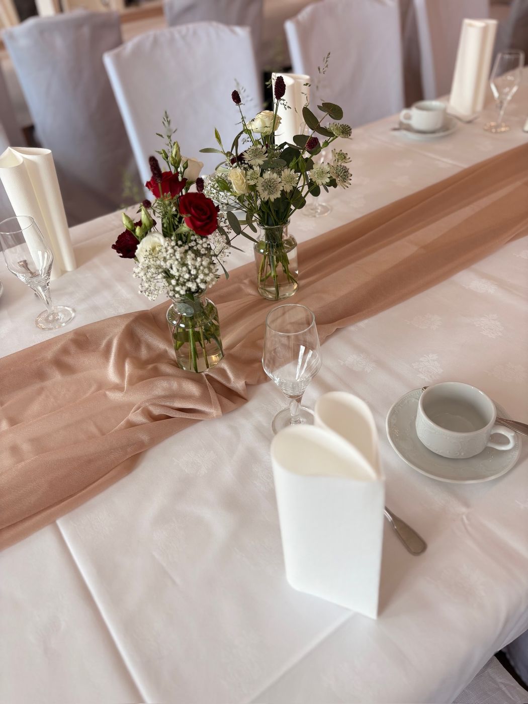 Tischdekoration mit Blumen und Tischläufer