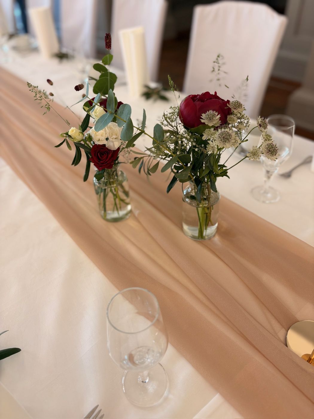 Kleine Blumensträuße als Bankdekoration