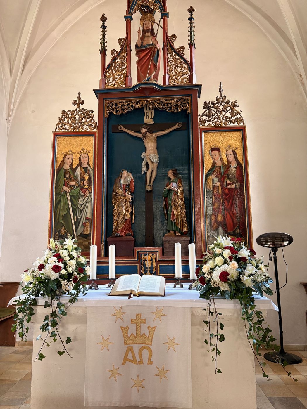 Kirchlicher Blumenschmuck am Altar