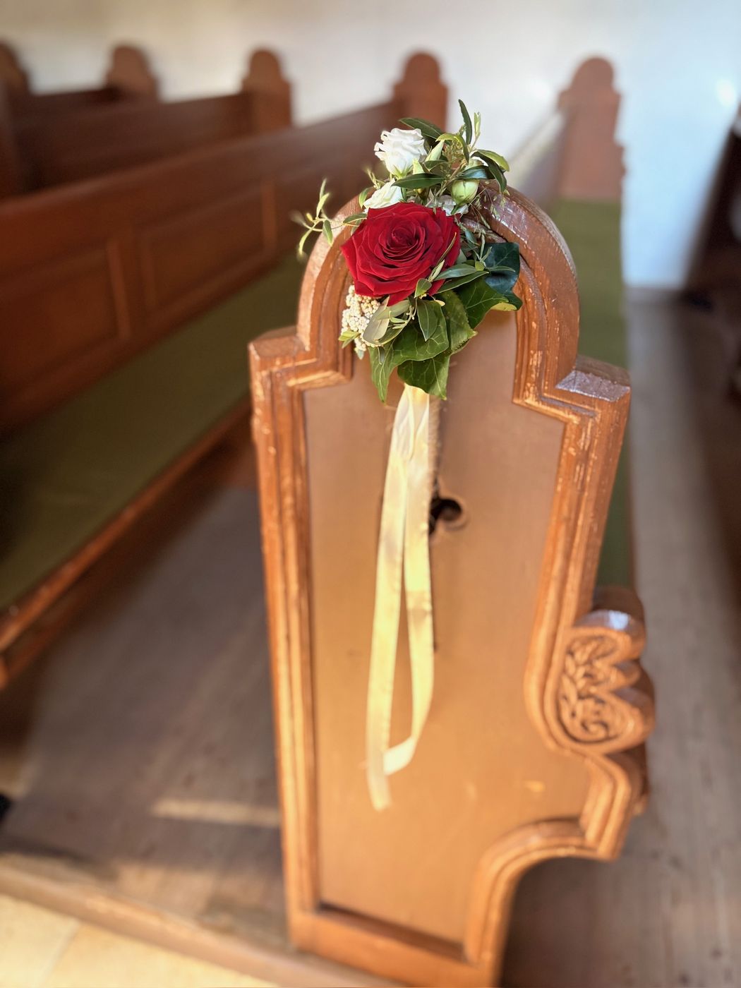 Blumenschmuck an der Kirchenbank
