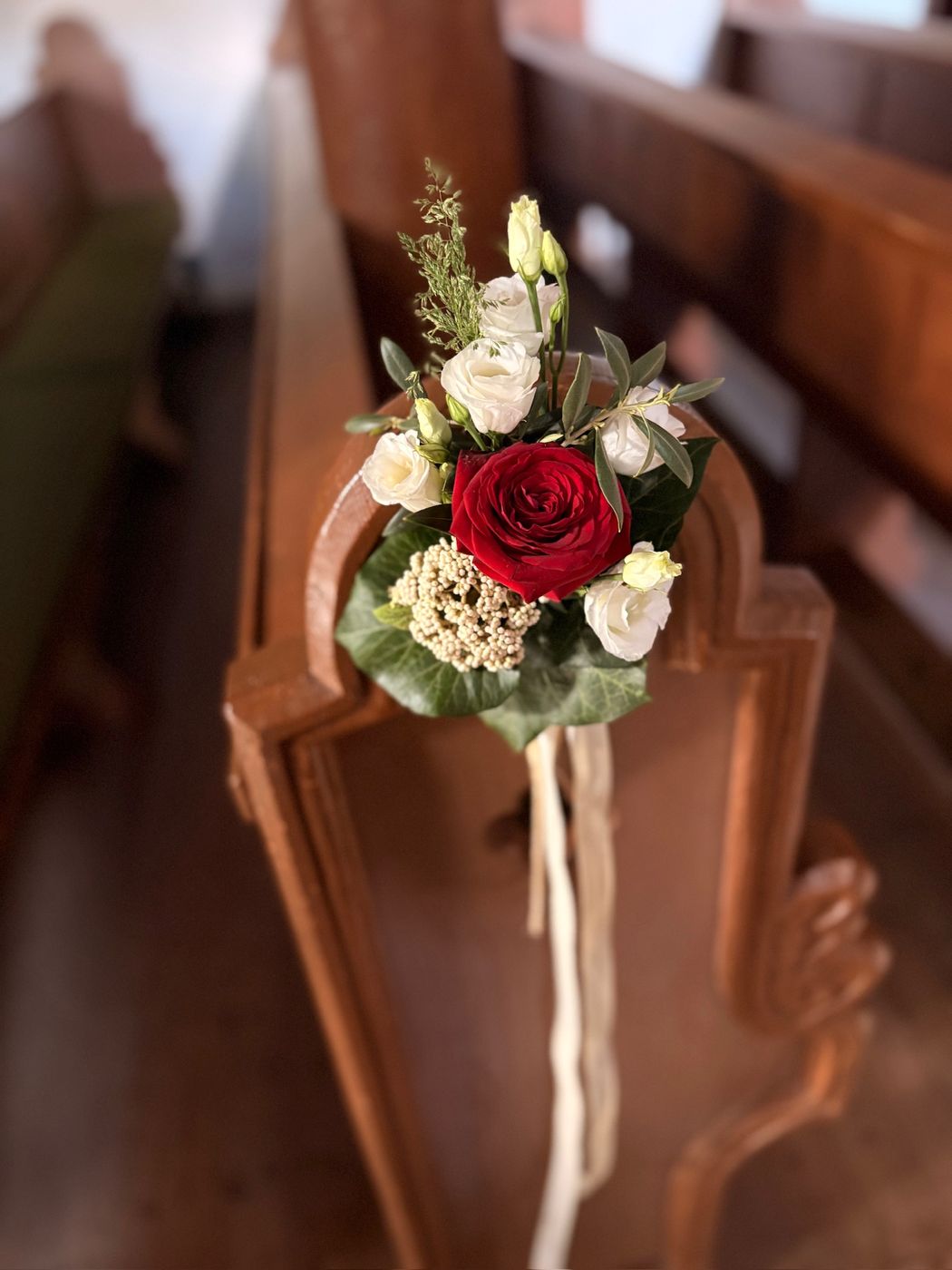Bankschmuck mit Blüten und Schleife