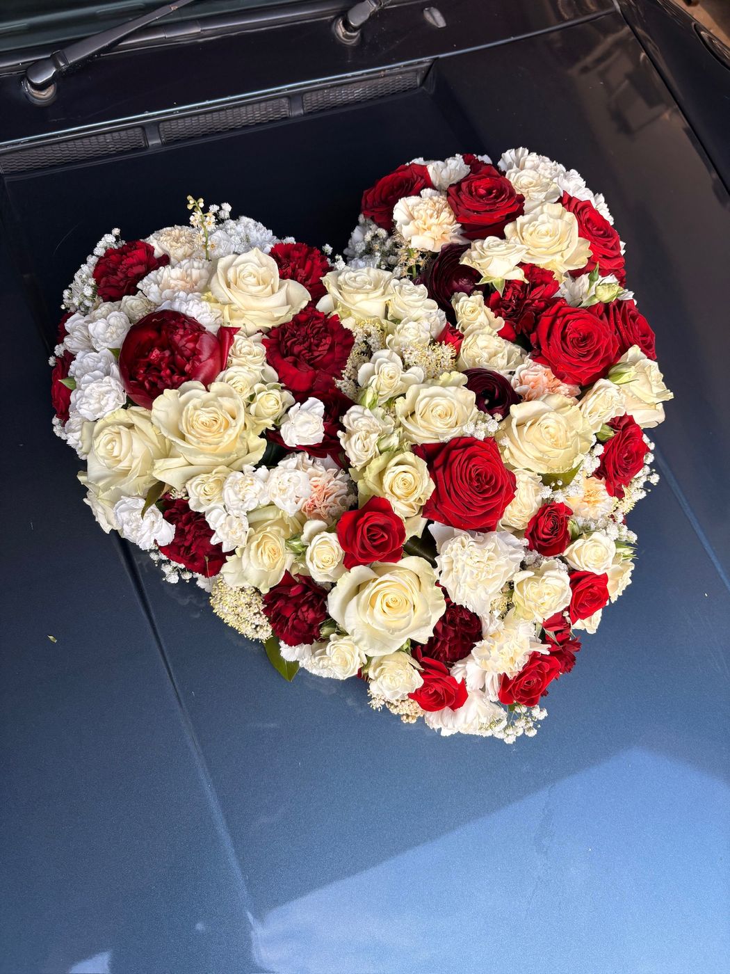 Blumenherz als Autoschmuck für das Hochzeitsauto