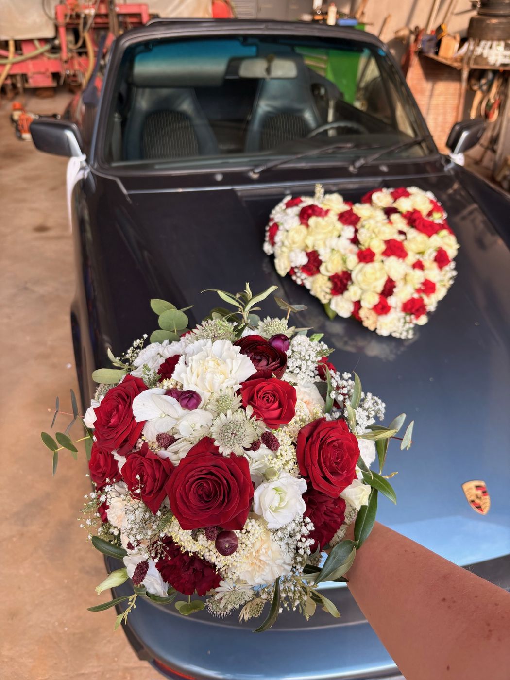 Autoschmuck mit Herz und Brautstrauß