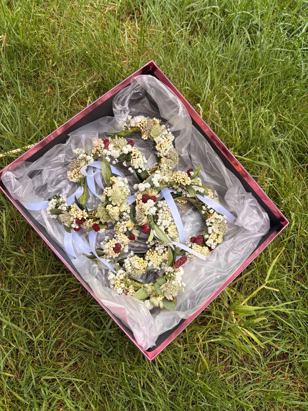 Blumenarmbänder in einer Geschenkbox