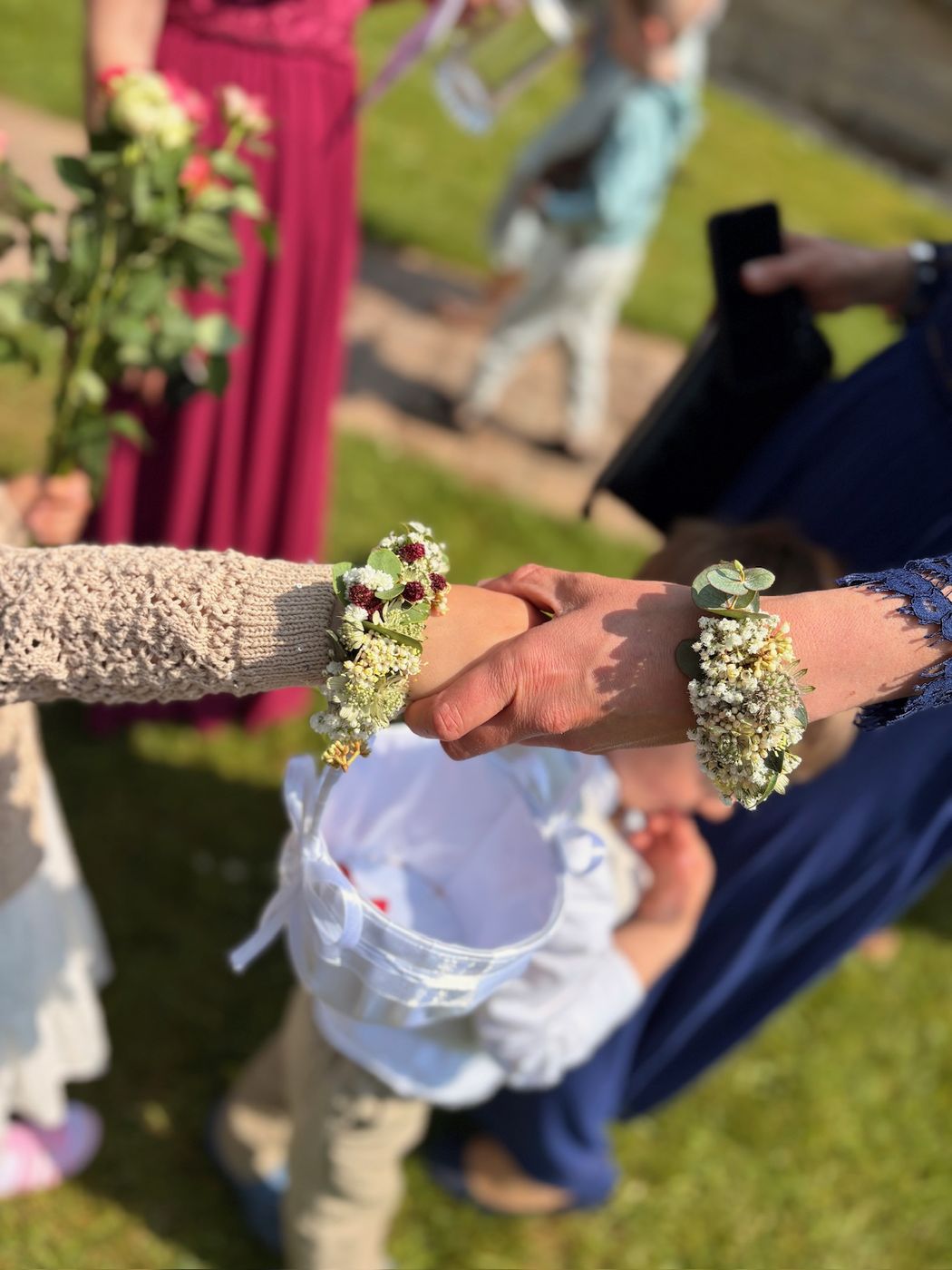Blumenarmband wird angelegt