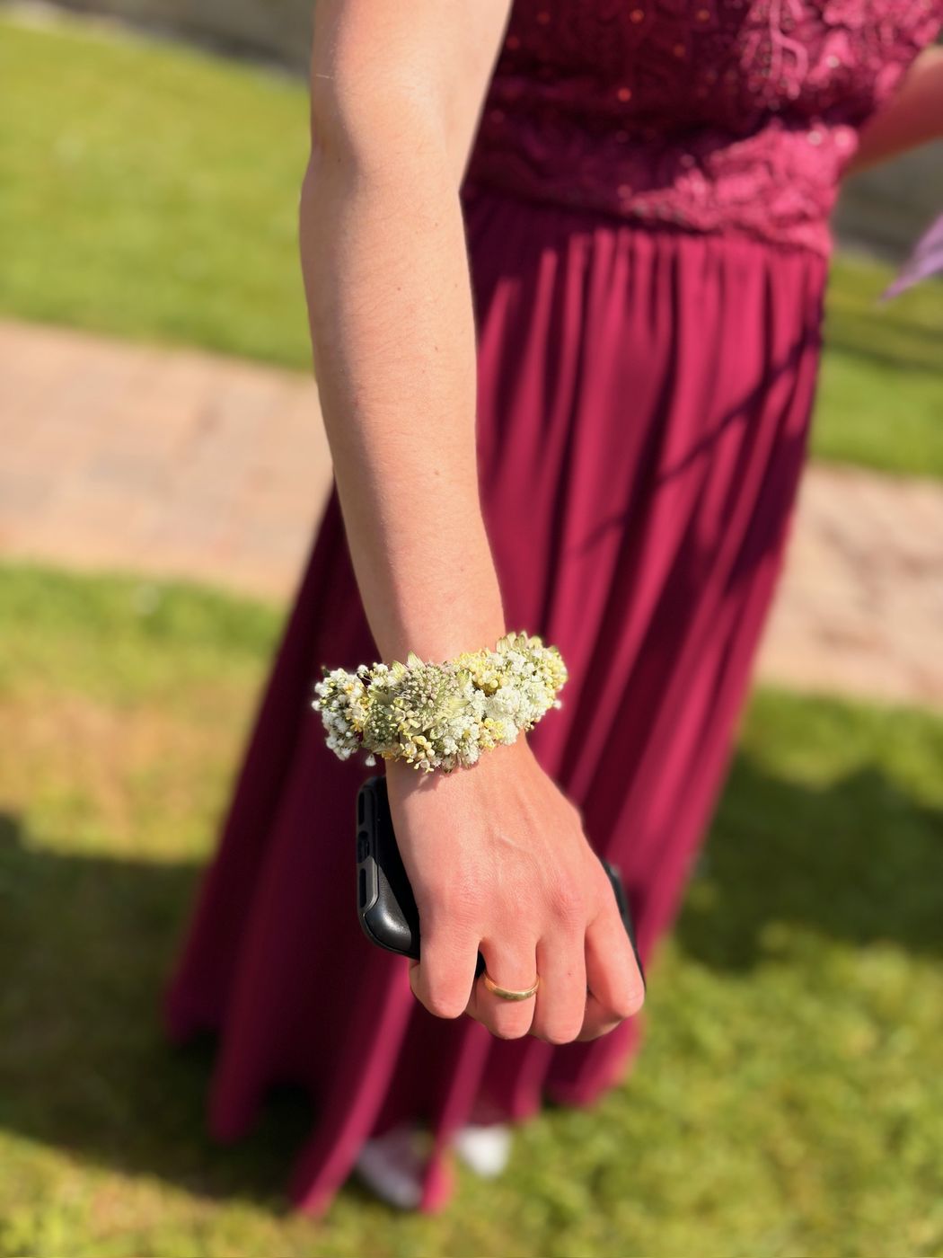 Blumenarmband zum festlichen Kleid