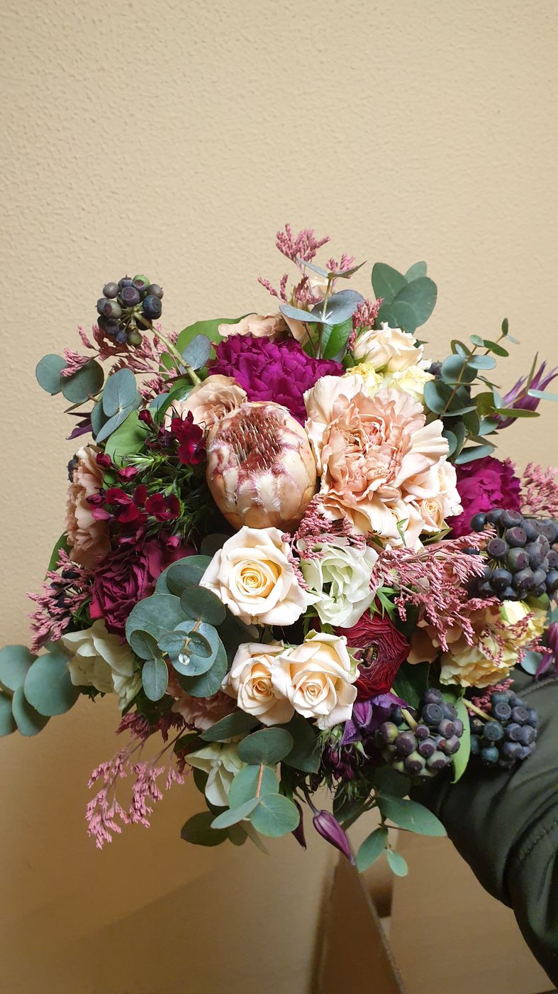 Brautstrauß in Beere und Altrosa mit Protea, Nelken und Eukalyptus