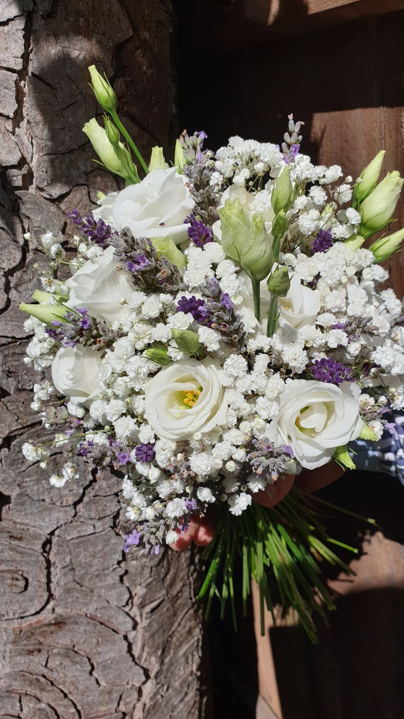 Weißer Brautstrauß mit Lisianthus, Schleierkraut und Lavendel