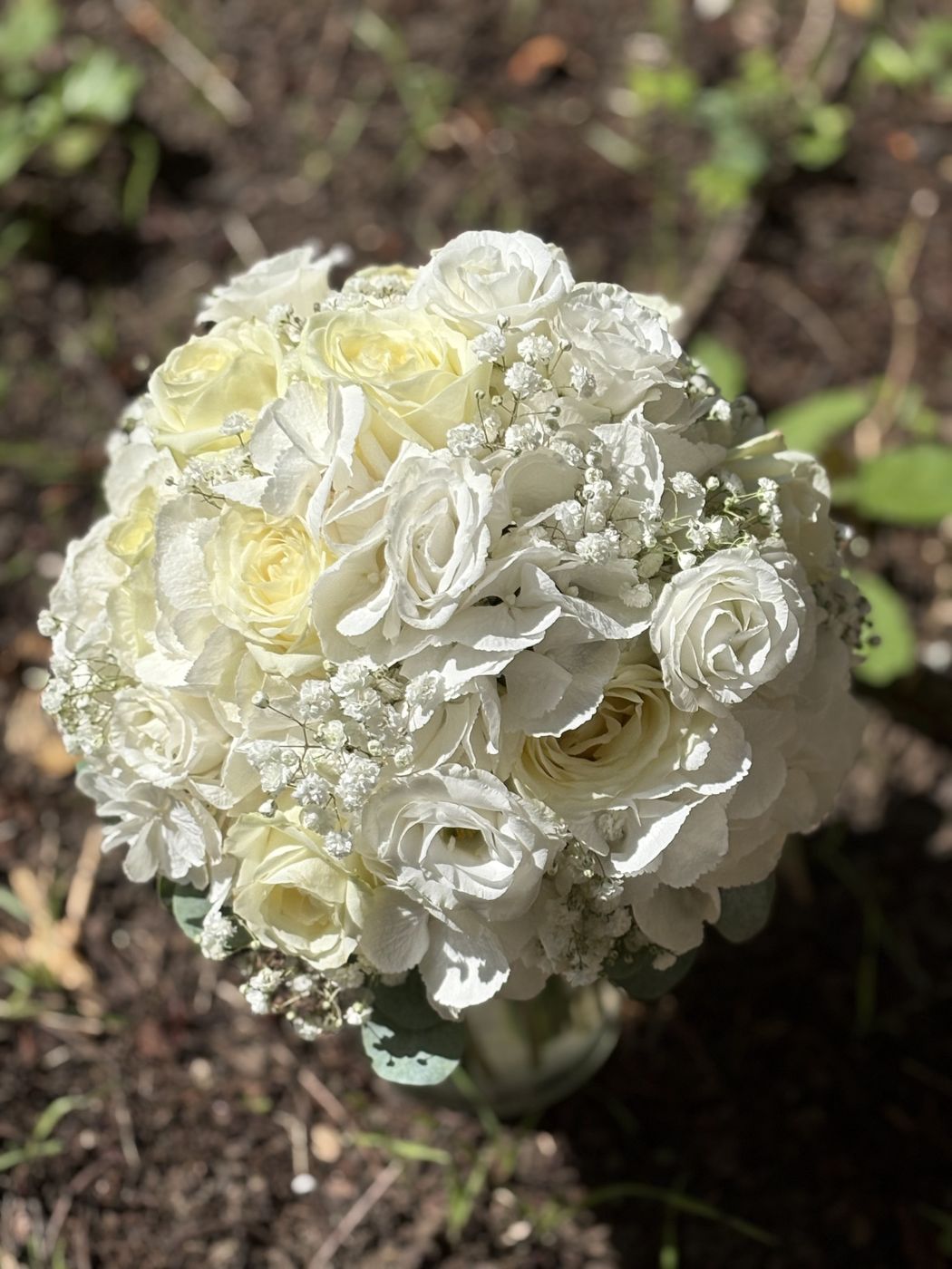 Runder Brautstrauß ganz in Weiß mit Rosen, Hortensien und Schleierkraut