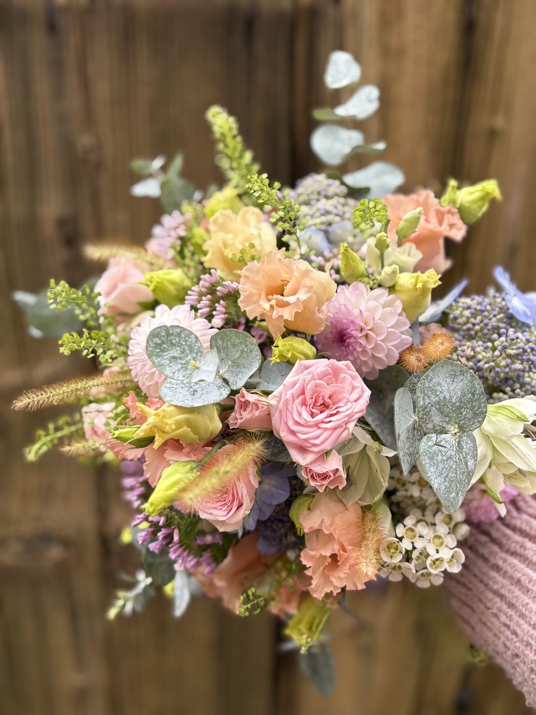 Brautstrauß in Apricot und Rosa mit Rosen, Dahlien und Lisianthus