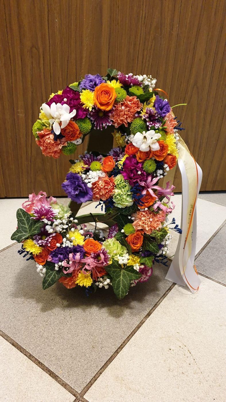 Zahl aus Blüten als Geschenk zum Jubiläum