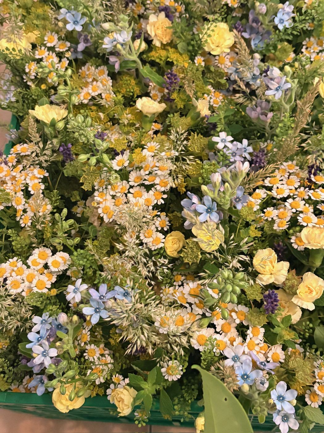 Sommerliches Gesteck in Apricot und Blau