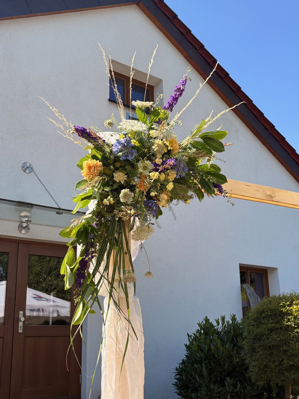 Florale Dekoration am Haus