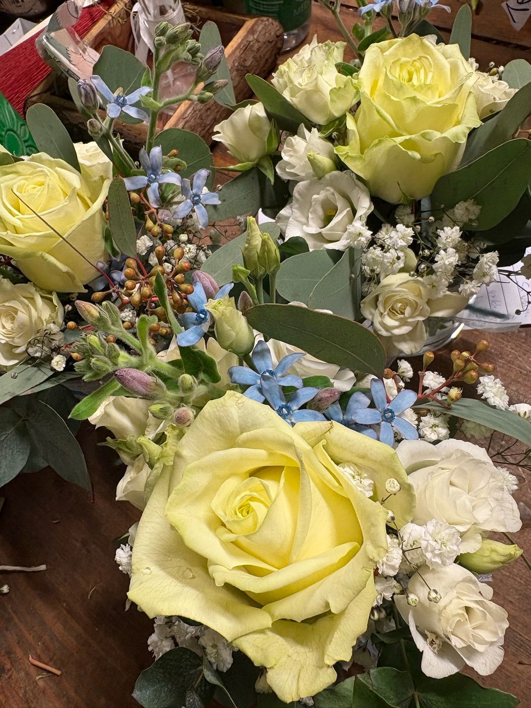 Gesteck mit gelben Rosen