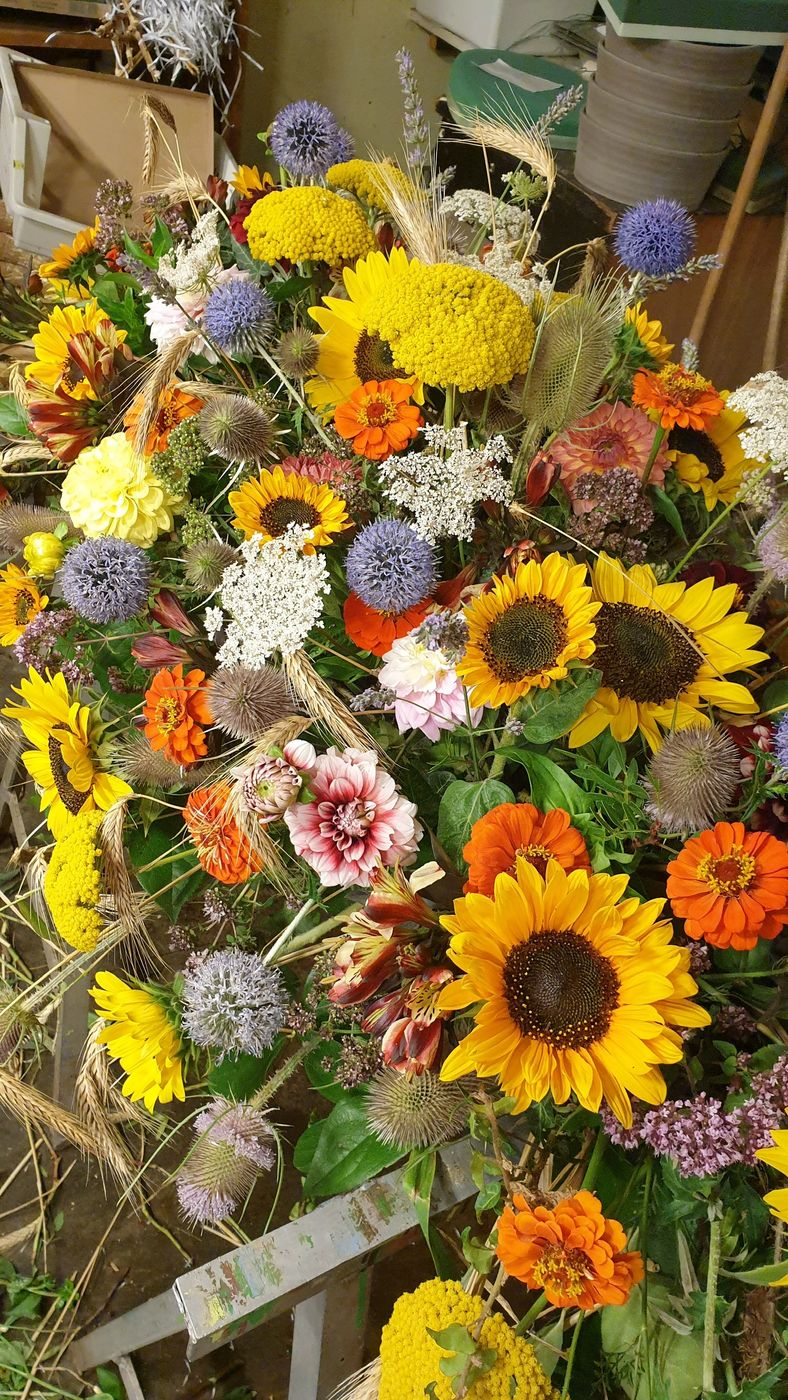 Trauergesteck mit Sonnenblumen