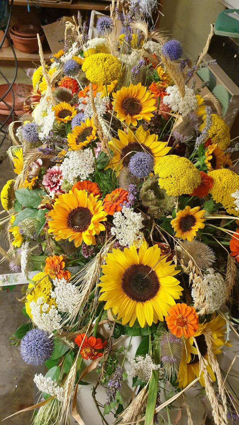 Stehendes Trauergesteck mit Sonnenblumen