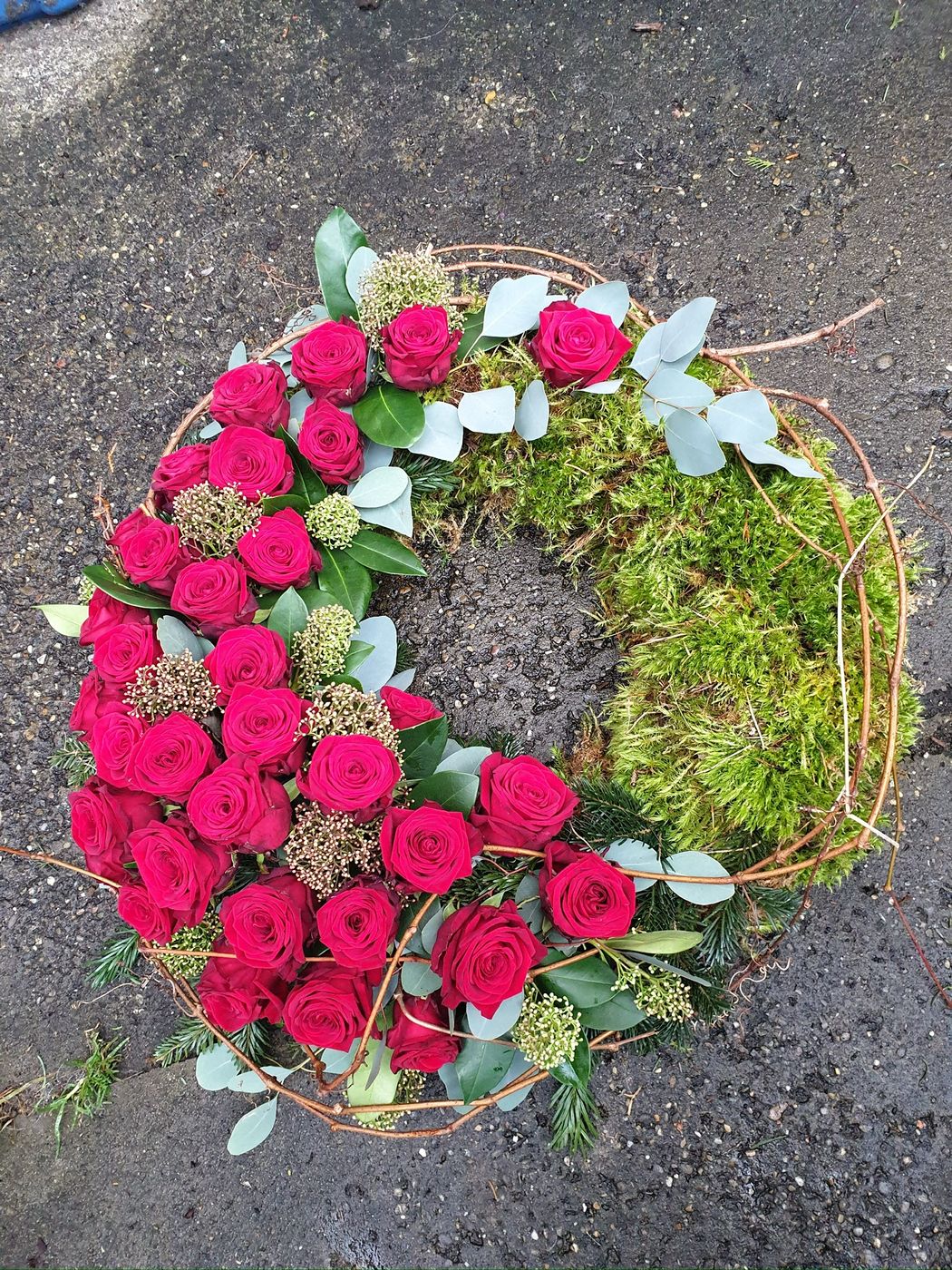 Trauerkranz mit rosafarbenen Rosen