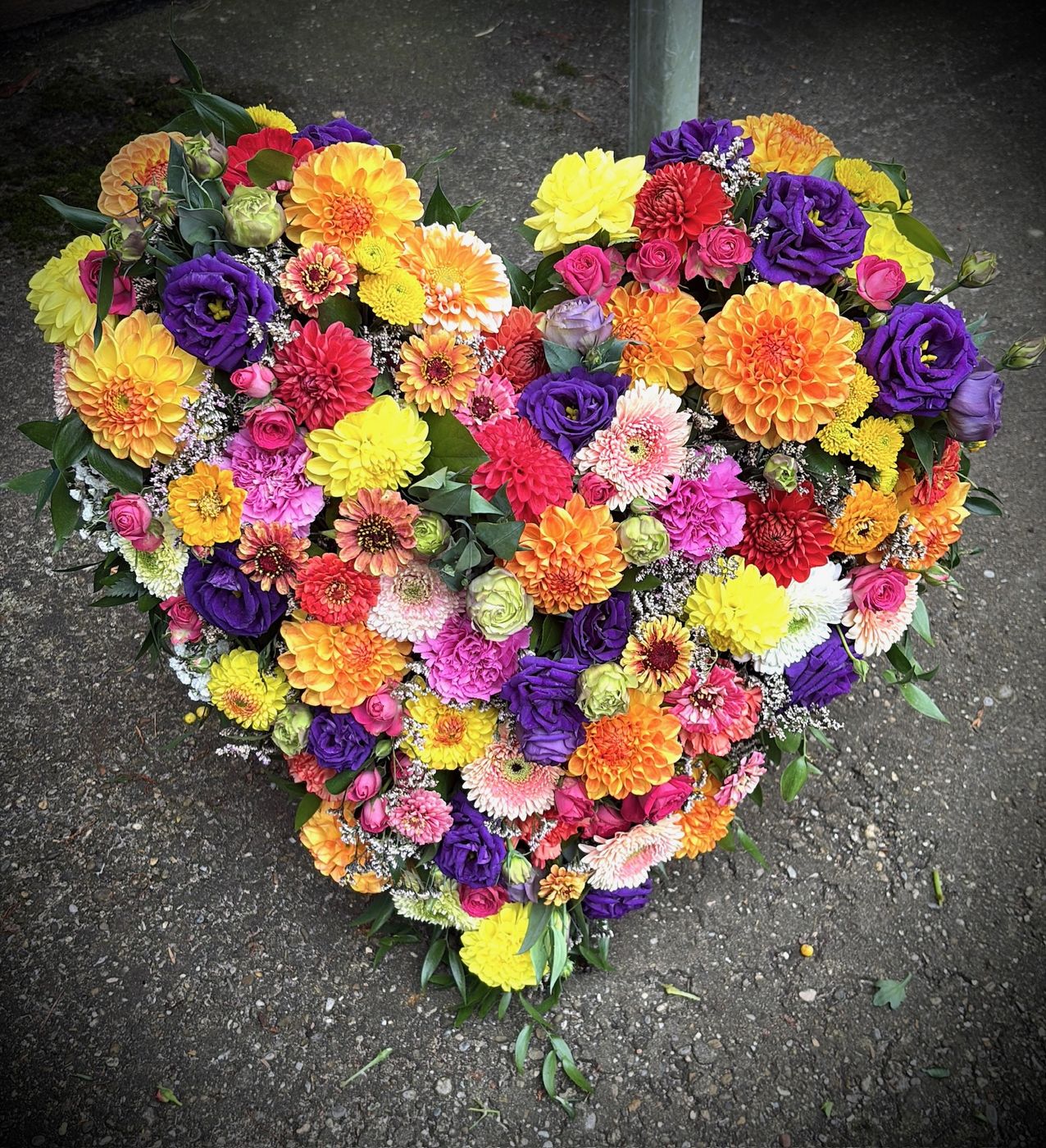 Buntes Blumenherz zur Trauerfeier