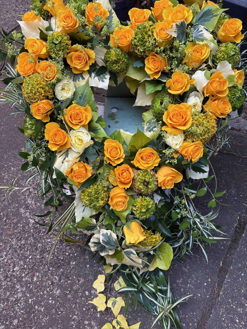Herzgesteck in warmen Orangetönen
