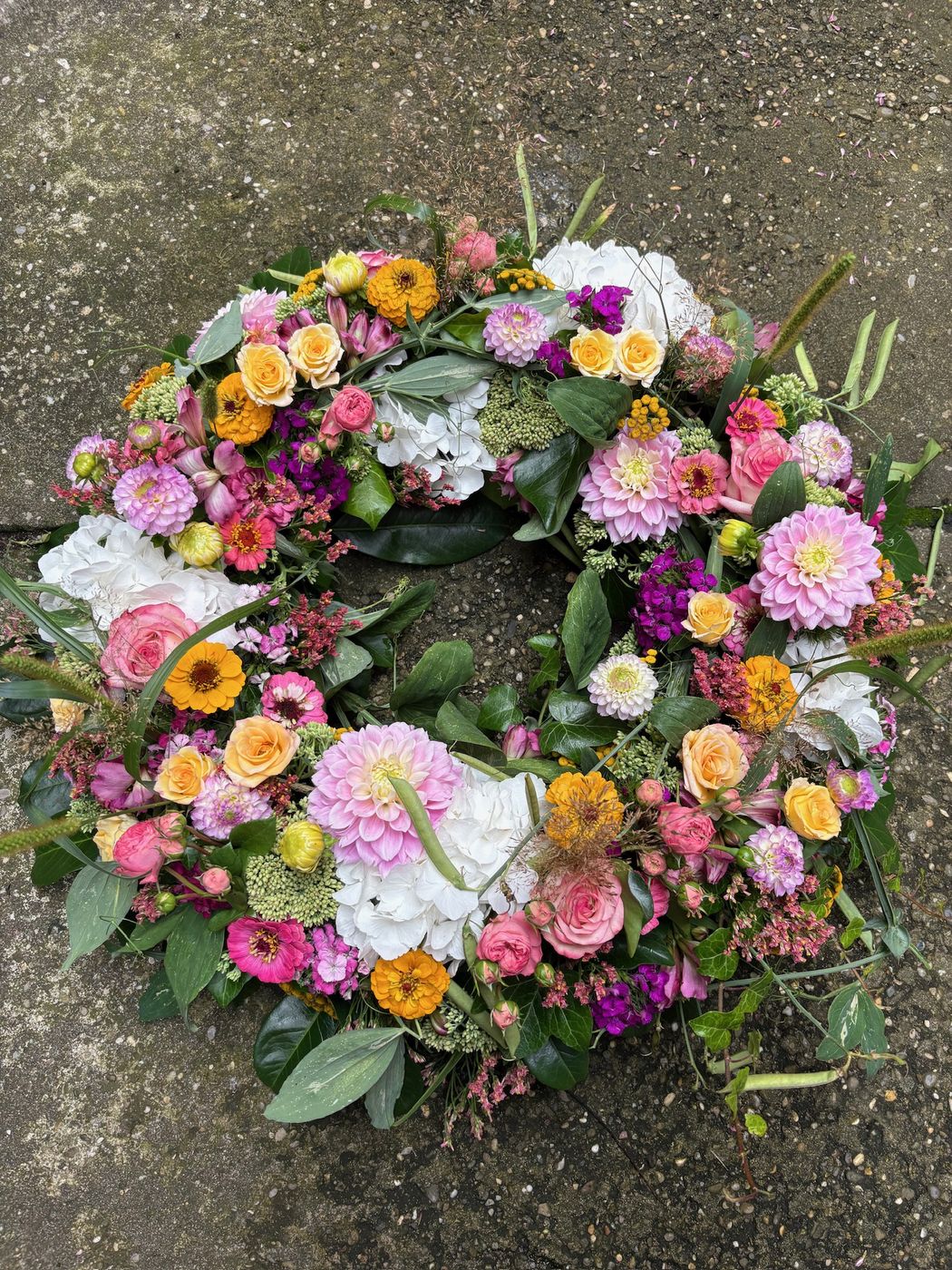 Bunter Trauerkranz mit Sommerblumen
