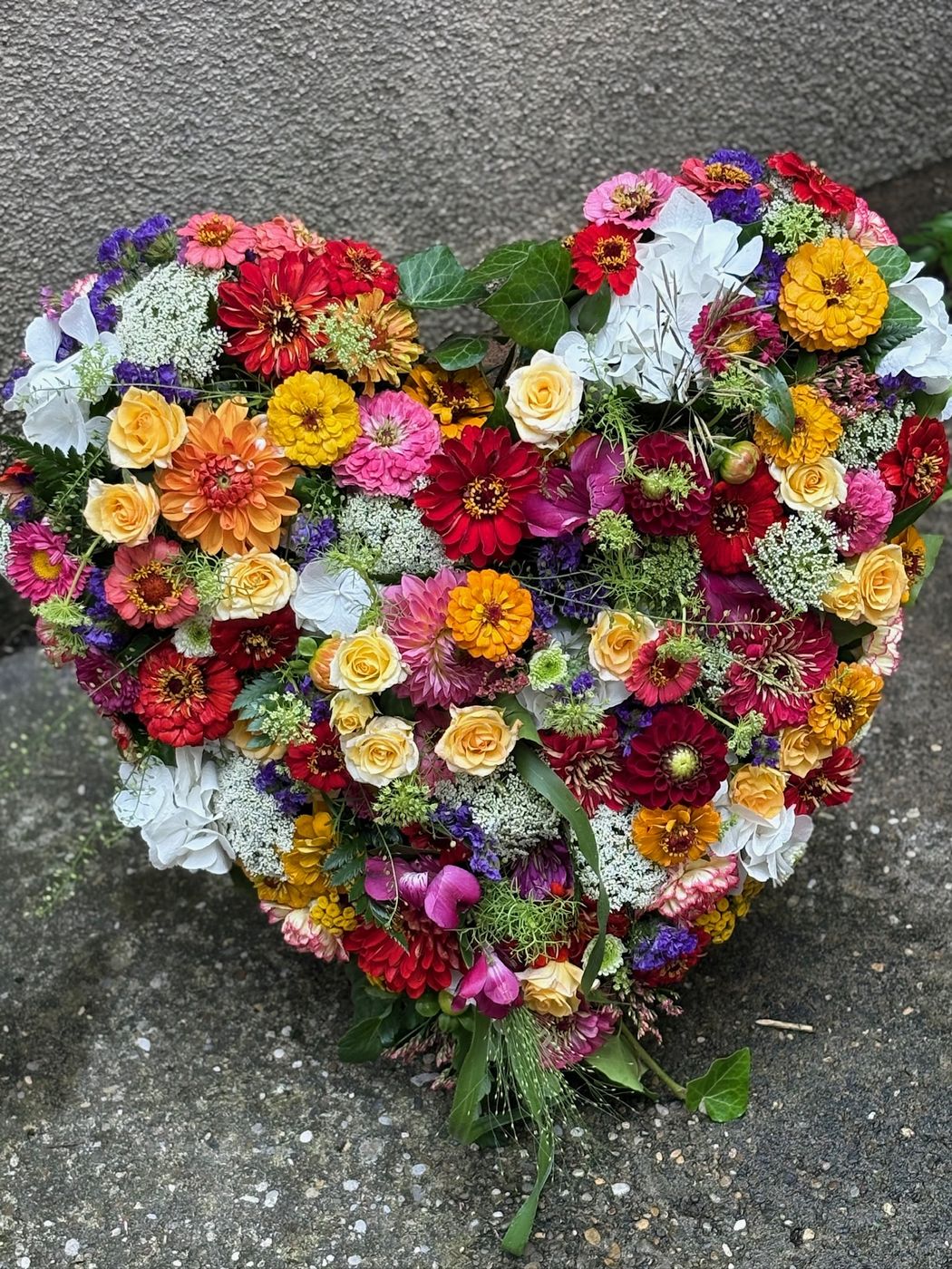 Blumenherz mit bunten Blüten