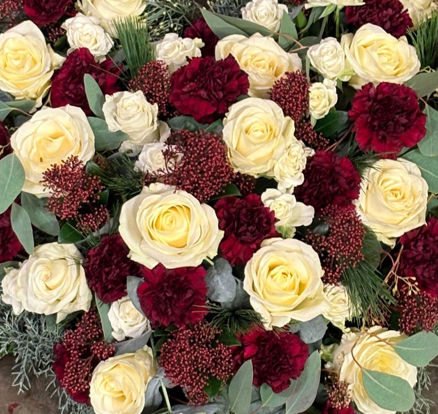Gesteck mit roten und weißen Rosen