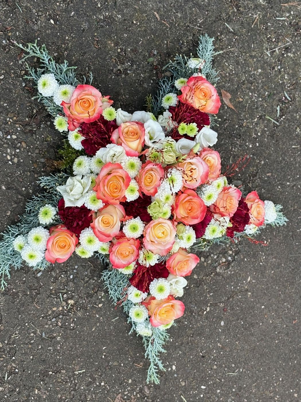Sterngesteck aus hellen Blüten